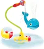 A bath toy with a yellow submarine base and a blue whale that sprays water. Anteprima dell’immagine prodotto