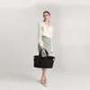 Schwarze Handgepäcktasche für Damen, 40 x 30 x 20 cm, mit Produktbild-Vorschau 4