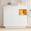 A white shoe cabinet with a natural wood accent display niche, showcasing decorative items. Anteprima dell’immagine prodotto