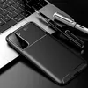 A black carbon-fiber patterned phone case is placed on a laptop keyboard, with two pens nearby. Produktbild-Vorschau