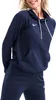 A woman wearing a navy blue Nike hoodie and matching sweatpants. Anteprima dell’immagine prodotto