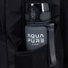 A water bottle is shown in a side pocket of a black backpack. Voir les images du produit