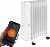 A hand holds a smartphone displaying a heating app next to a white oil-filled radiator. Produktbild-Vorschau