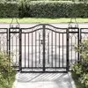 A black wrought iron garden gate with decorative scrollwork, set against a backdrop of a manicured hedge and lawn. Produktbild-Vorschau