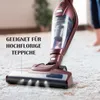 A close-up shot of a cordless stick vacuum cleaner on a plush carpet, with text highlighting its suitability for high-pile carpets. Produktbild-Vorschau