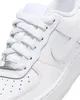 A close-up view of the front of a white Nike sneaker. Anteprima dell’immagine prodotto
