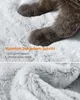 A close-up of a cat's paws resting on a soft, fluffy surface, with text overlay describing comfort and material. Produktbild-Vorschau