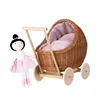 LILICarrozzina per bambole in vimini con lenzuola rosa Anteprima dell’immagine prodotto 2