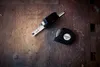 A top-down view of two tape measures on a wooden surface, with sawdust scattered around. Anteprima dell’immagine prodotto