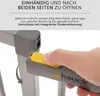 A hand is shown operating the locking mechanism of a gray baby gate with a yellow button. Text describes the ease of opening the gate. Voir les images du produit