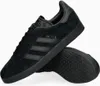 A pair of black Adidas Gazelle sneakers shown from a side angle against a white background. Voir les images du produit