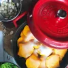 LAVA Kochtopf mit Deckel aus emailliertem Gusseisen Rot mit Produktbild-Vorschau 4