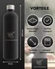 A black water bottle with its dimensions and features highlighted with icons and text. Produktbild-Vorschau