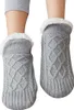 Paar graue Zopfstrick-Hausschuhe-Socken mit weißem Kunstfell-Innenfutter, an den Füßen getragen Náhľad obrázku produktu