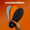 Drei Schuheinlagen in Schwarz, Orange und Grau, von einer Hand gehalten, mit Text 'trimmbar' darüber Produktbild-Vorschau