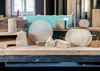 Various woodworking materials and sanding discs arranged on a workbench. Produktbild-Vorschau