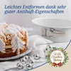 A cake and baking pan are displayed with Christmas decorations. Anteprima dell’immagine prodotto