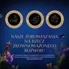 Marketing image with three circular icons and text about sustainability, set against a dark blue underwater background with coral and fish. Anteprima dell’immagine prodotto