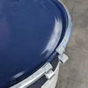 Close-up of the lid and rim of a blue metal drum with silver clasps. Anteprima dell’immagine prodotto