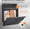 A dark gray mailbox with its front flap open, showing mail inside. Text overlays describe features. Anteprima dell’immagine prodotto