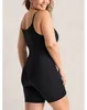 Schwarzer Shapewear-Body an einer Frau aus hinterer Seitenansicht, bis zur Mitte des Oberschenkels reichend Náhled obrázku produktu