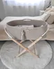 Lit pour bébé Boho fait main beige clair avec matelas Voir les images du produit 10