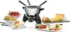Das Unold Fondue-Set besteht aus einem mit Käse gefüllten Topf mit drei Fonduegabeln, umgeben von Te Produktbild-Vorschau