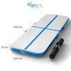 An inflatable air track mat with blue markings and a rolled-up bag next to it, with dimensions indicated. Náhled obrázku produktu