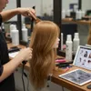 Cvičná kadeřnická hlava Ela s přírodními vlasy 60 cm a Náhled obrázku produktu 3