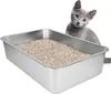A gray kitten peeking over the edge of a stainless steel litter box filled with cat litter. Produktbild-Vorschau