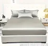 Silbergraues Satin-Bettwäscheset auf einem Bett mit zwei Standardkissen und einem kleineren Kissen Produktbild-Vorschau