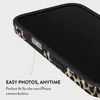 Close-up of a phone case with a leopard print pattern on the side, showing the camera button area. Anteprima dell’immagine prodotto