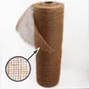 A roll of burlap fabric is shown against a white background, with a close-up inset showing the weave. Anteprima dell’immagine prodotto