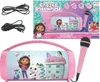 The image shows the packaging of a Gabby's Dollhouse Bluetooth speaker with a microphone, along with the speaker and microphone themselves, and some cables. Voir les images du produit