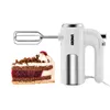A slice of cake and a white hand mixer are shown against a white background. Anteprima dell’immagine prodotto