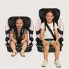 Two car seats with children sitting in them, side by side. Produktbild-Vorschau