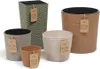 A collection of five different sized and colored plant pots arranged on a white background. Anteprima dell’immagine prodotto