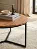 Detailaufnahme der Massivholz Tischplatte aus Akazie mit sichtbarer Holzmaserung und dem mattschwarzen Metallrand des kleinen Couchtisches._#sku_SAFWL6.368# Produktbild-Vorschau