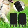 A dog wearing a collar and leash is in the background, with two black dog leg braces in the foreground. A close-up inset shows the detail of one of the leg braces. Voir les images du produit
