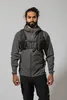 Mann trägt grauen Trekkingrucksack Trailblazer 8l von Montane; steht aufrecht mit neutralem Gesichtsausdruck. Náhled obrázku produktu