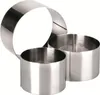 Three stainless steel cake rings of different sizes are arranged on a white background. Anteprima dell’immagine prodotto