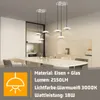 A modern dining room with a long table and several pendant lights hanging above it. The image also includes text detailing the product's specifications. Anteprima dell’immagine prodotto