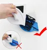 Weiß-blauer magnetischer Fensterreiniger, von einer Hand gehalten, mit einem Einsatz, der eine falsche Haltung zeigt Náhľad obrázku produktu