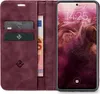 A burgundy flip case for a smartphone, with cards and banknotes inserted, is shown open next to the smartphone screen. Produktbild-Vorschau
