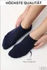 Two feet wearing navy blue no-show socks, with hands gently holding the socks in place. Produktbild-Vorschau
