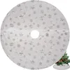 A white Christmas tree skirt with silver snowflake patterns is shown flat on a white background. A small inset image shows the skirt around the base of a decorated Christmas tree. Anteprima dell’immagine prodotto