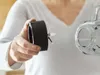 A person is holding a blender blade assembly and a blender jar. Anteprima dell’immagine prodotto