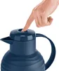A hand is pressing the button on the lid of a navy blue thermos. Voir les images du produit