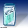 A package of interdental brushes against a gradient blue background. Voir les images du produit