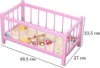 Ein hölzernes Puppenbett in Rosa mit Bettwäsche im Produktbild-Vorschau 9
